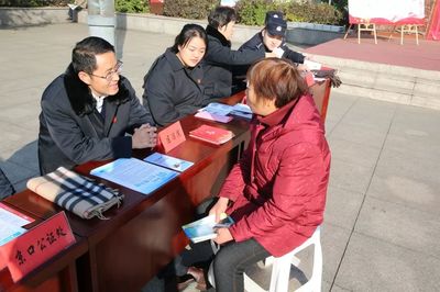 弘揚(yáng)憲法精神 維護(hù)憲法權(quán)威——鎮(zhèn)江法院法律咨詢活動(dòng)紀(jì)實(shí)