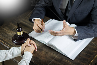 法律天平稱 財(cái)務(wù)咨詢中的合規(guī)與價(jià)值平衡